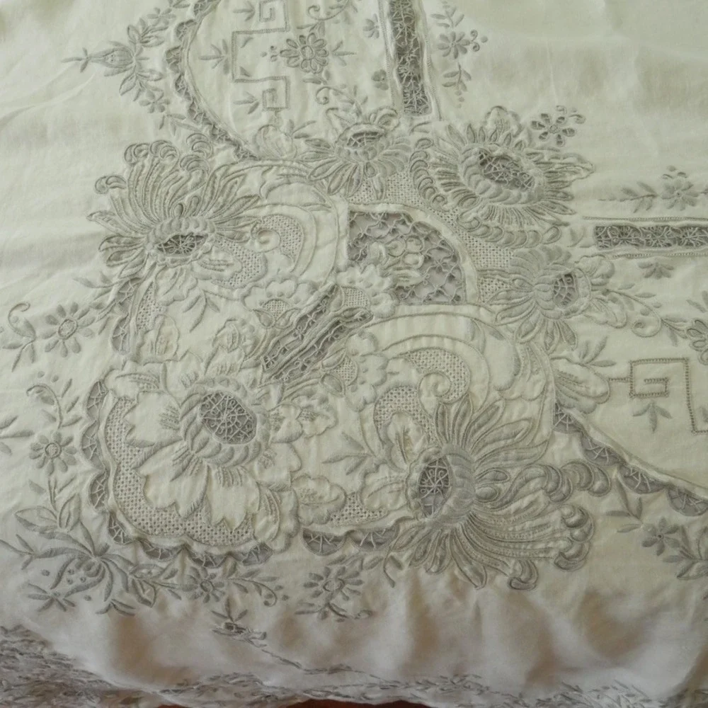 Vintage Madiera Embroidered Tablecloth Large Cutwork Lace Cream Floral 98 x 62